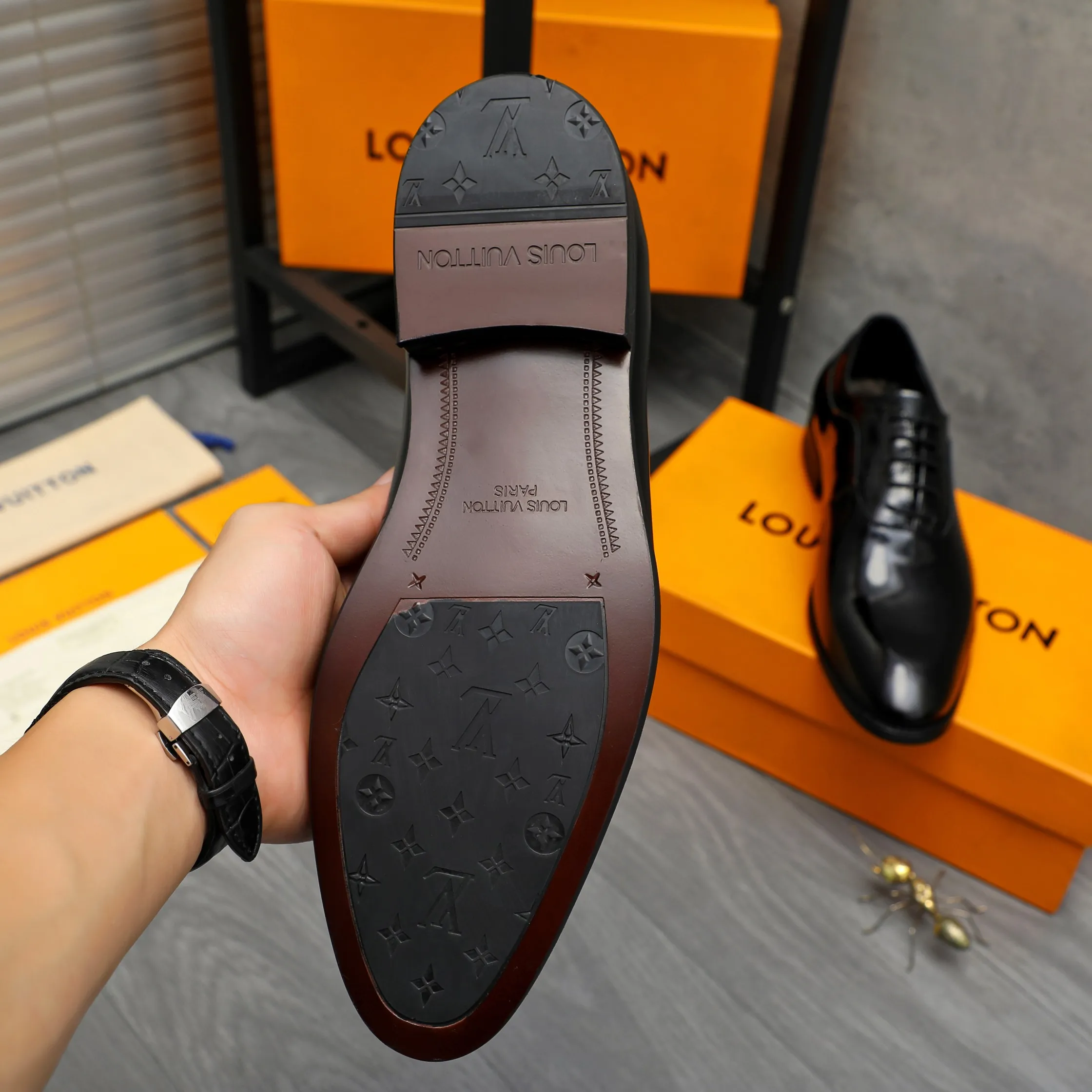 Men's shoes 💰p460 Product trademark: LV (Louis Vuitton) business lace-up leather shoes True size: 39-44 Product material: Selected lacquered cowhide stitching with classic plaid embossed upper, cowhide lining, original rubber outsole